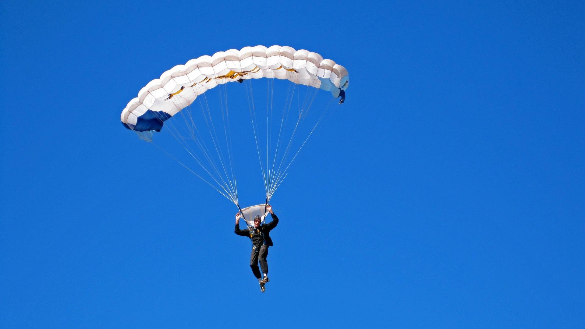 羽毛球高手激烈对抗赛场气氛紧张,羽毛球比赛心态怎么调整