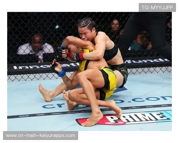 UFC张伟丽连环组合拳KO对手，展现王者风范